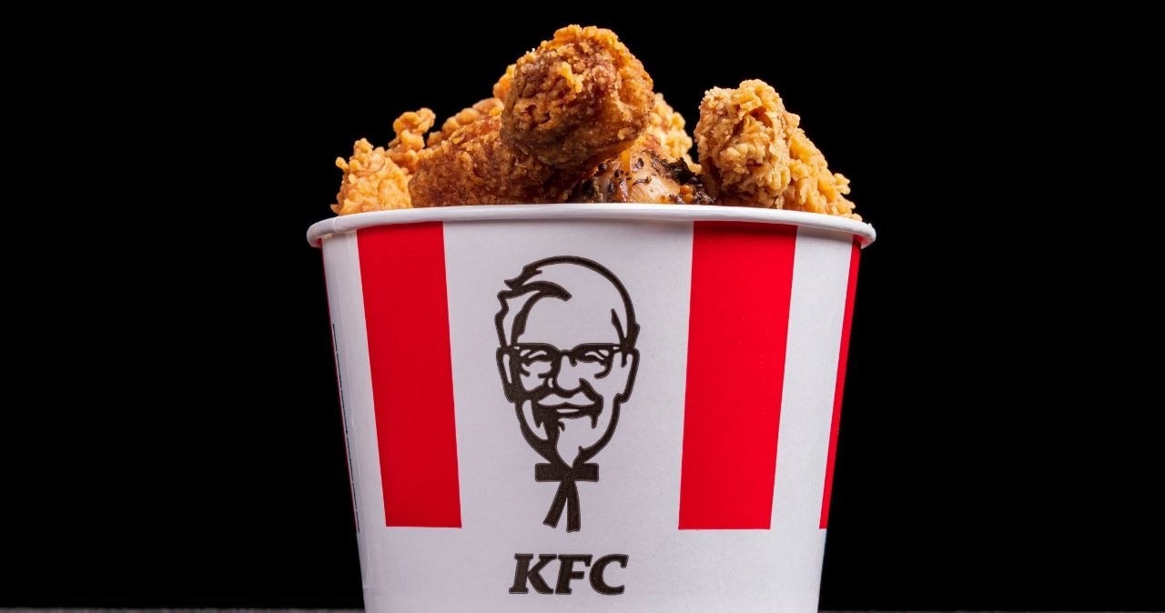 KFC oferuje duży rabat na kubełki! /adobestock /INTERIA.PL