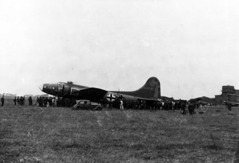 KG 200 używała bojowo także zdobyczne maszyny. Zwłaszcza amerykańskich bombowców B-17 i B-24 /domena publiczna