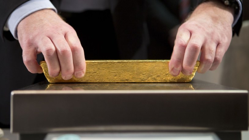 KGHM chce sprzedawać złoto w mniejszych sztabkach, by Polacy mieli szanse inwestować w nie swoje oszczędności. Zdjęcie ilustracyjne /FRANK RUMPENHORST /AFP