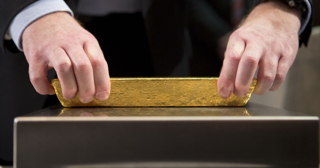 KGHM chce sprzedawać złoto w mniejszych sztabkach, by Polacy mieli szanse inwestować w nie swoje oszczędności. Zdjęcie ilustracyjne /FRANK RUMPENHORST /AFP