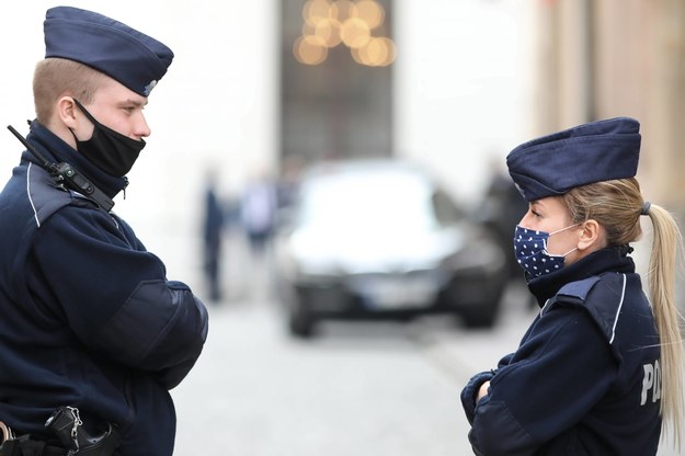 KGP: Prawie 55 tys. osób pouczonych za brak maseczki; 14 tys. zostało ukaranych mandatami / 	Leszek Szymański    /PAP