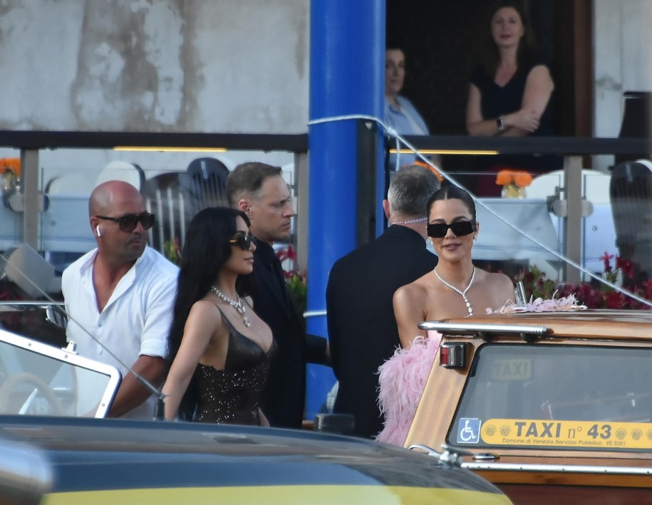 Khloe Kardashian i Kim Kardashian przed ceremonią ślubną /ANDREA MEROLA /PAP/EPA