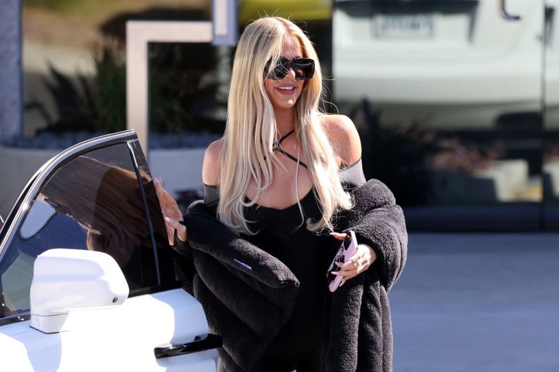 Khloe Kardashian kusi w obcisłej kreacji! Fani zachwyceni! 