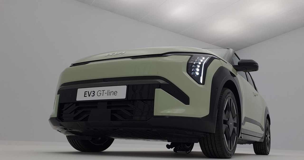 Kia EV3 oferowana będzie z dwoma akumulatorami - o pojemności 58,3 kWh i 81,4 kWh. /Maciej Olesiuk