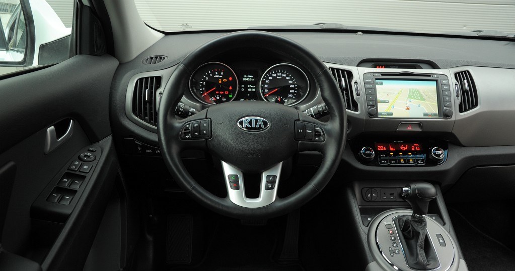 Kia Sportage debiutowała w 2010 roku, nie jest więc „gorącą nowością”, ale jej kokpit ciągle sprawia wrażenie nowoczesnego. Obsługa większości funkcji jest intuicyjna. /Motor