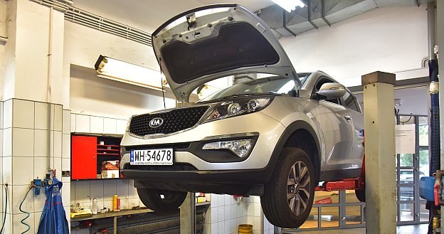 Kia Sportage na podnośniku /Motor