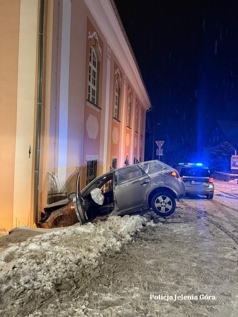 Kia uderzyła w kościół w Szklarskiej Porębie. /Policja Jelenia Góra /