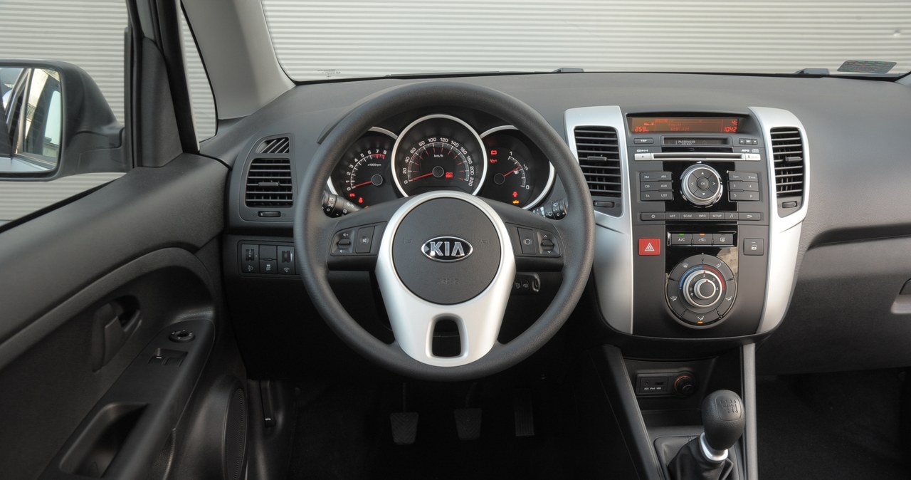 Kia Venga 1.4 DOHC CVVT L: kokpit Kii wykonano z porządnych materiałów. Elementy obsługi są dobrze rozmieszczone. Przyzwyczajenia wymaga regulacja siły nawiewu wpisana w pokrętło ustawiania temperatury. /Motor