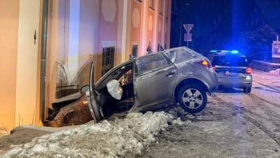 Kia wjechała w kościół. Groźny wypadek w polskim kurorcie