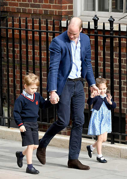 Kiążę Georg i księżniczka Charlotte idą na spotkanie z braciszkiem /Getty Images