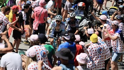 Kibic chciał sobie zrobić zdjęcie. Kraksa na Tour de France