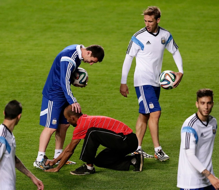 Kibic czyści buty Lionelowi Messiemu /DENNIS M. SABANGAN /PAP/EPA