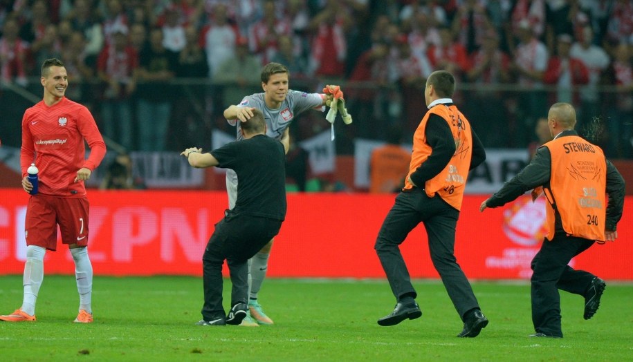 Kibic, który wtargnął na murawę, by podziękować Wojciechowi Szczęsnemu /THOMAS EISENHUTH    /PAP/EPA