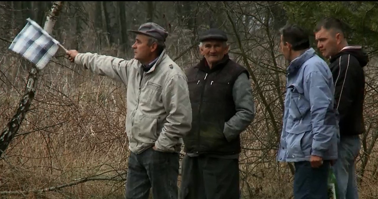 Kibic w roli liniowego? W niższych klasach to chleb powszedni... /Kadr z filmu "Nieprzeciętni" /materiały prasowe