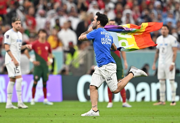 Kibic z tęczową flagą wbiegł na murawę podczas meczu Portugalia - Urugwaj /Noushad Thekkayil /PAP/EPA
