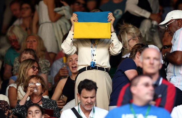 Kibic z ukraińską flagą na meczu Azarenki ze Switoliną /Adam Vaughan /PAP/EPA
