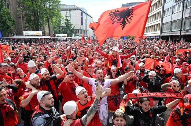 Kibice Albanii przed meczem w Dortmundzie /DANIEL DAL ZENNARO  /PAP/EPA