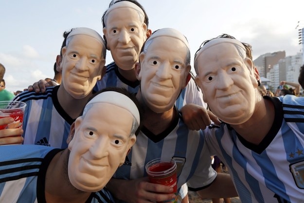 Kibice Argentyny w maskach 'papieskich' /Abedin Taherkenareh   /PAP/EPA