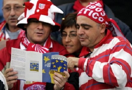 Kibice Atletico na znak protestu staną tyłem do boiska /AFP