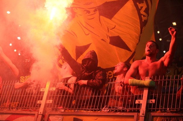 Kibice Borussii Dortmund podczas meczu z Legią Warszawa również odpalili race /Leszek Szymański /PAP