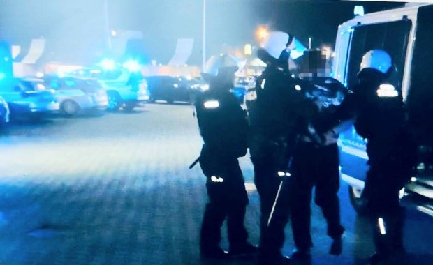 Kibice chcieli wtargnąć na trasę S3. W ruch poszły pałki i gaz
