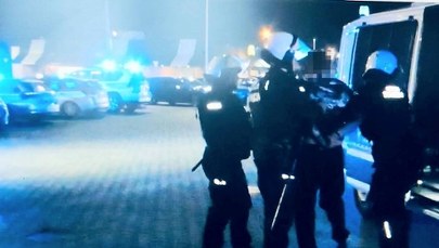 Kibice chcieli wtargnąć na trasę S3. W ruch poszły pałki i gaz