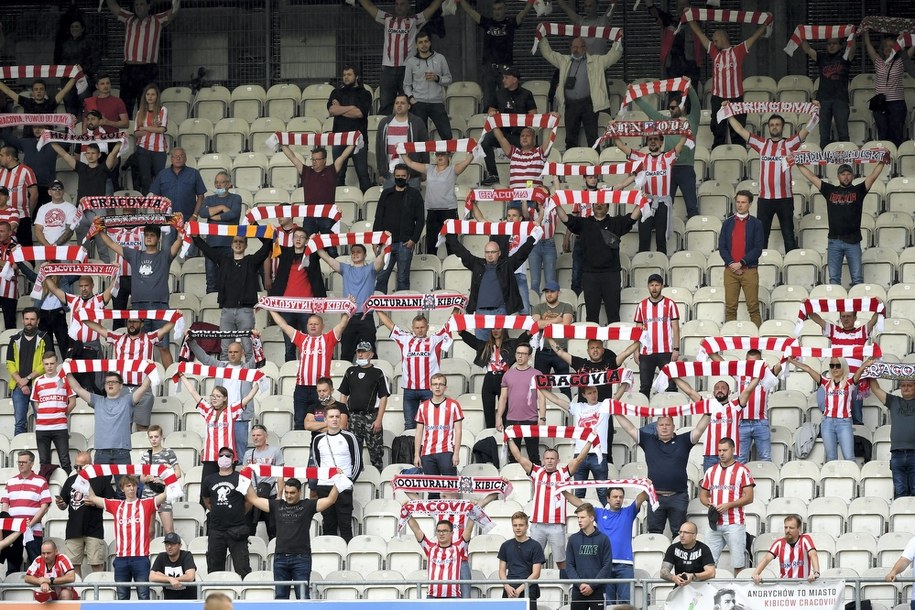 Kibice Cracovii podczas meczu grupy mistrzowskiej piłkarskiej Ekstraklasy /	Jacek Bednarczyk   /PAP