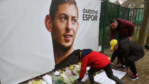 Kibice FC Nantes składają kwiaty przed plakatem z podobizną Emiliano Sali /Eddy Lemaistre /PAP/EPA