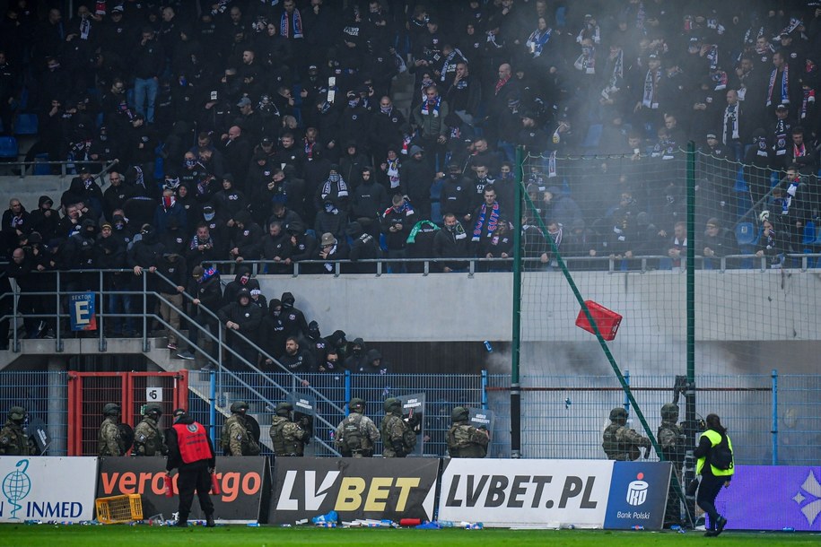 Kibice Górnika Zabrze podczas meczu w Gliwicach /Michał Meissner /PAP