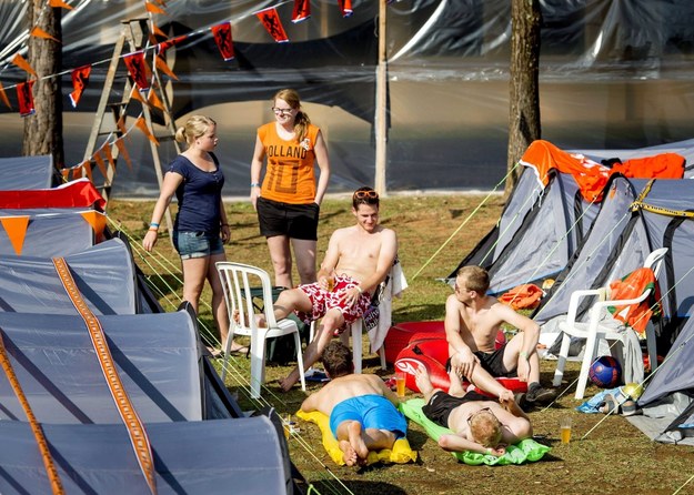 Kibice Holandii na kampingu w Sao Paulo /KOEN VAN WEEL /PAP/EPA