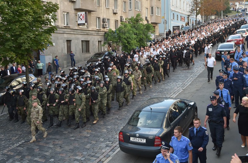 Kibice Legii eskortowani na stadion w Kijowie /AFP