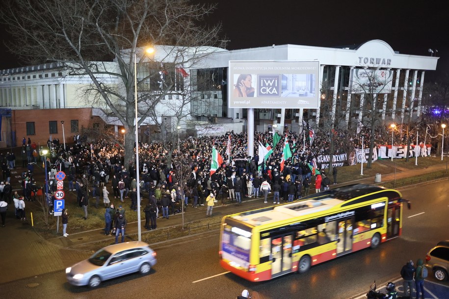 Kibice Legii Warszawa dopingowali swoją drużynę przed stadionem na ulicy Łazienkowskiej w Warszawie podczas meczu 21. kolejki piłkarskiej Ekstraklasy z Wartą Poznań / 	Leszek Szymański    /PAP