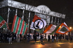 Kibice Legii Warszawa zgromadzili się przed stadionem na ulicy Łazienkowskiej w Warszawie