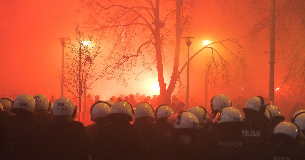 Kibice Legii Warszawa zgromadzili się przed stadionem na ulicy Łazienkowskiej w Warszawie