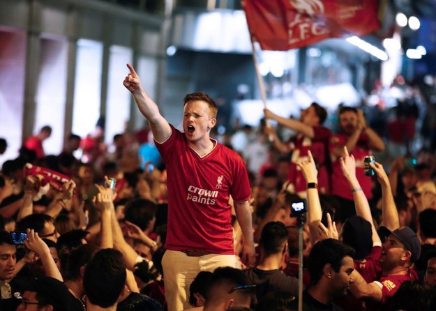 Kibice Liverpoolu świętują zwycięstwo swojej drużyny /JAVIER LOPEZ /PAP/EPA