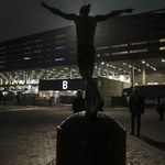 Kibice Malmoe zawiesili na pomniku Ibrahimovica klapę sedesową