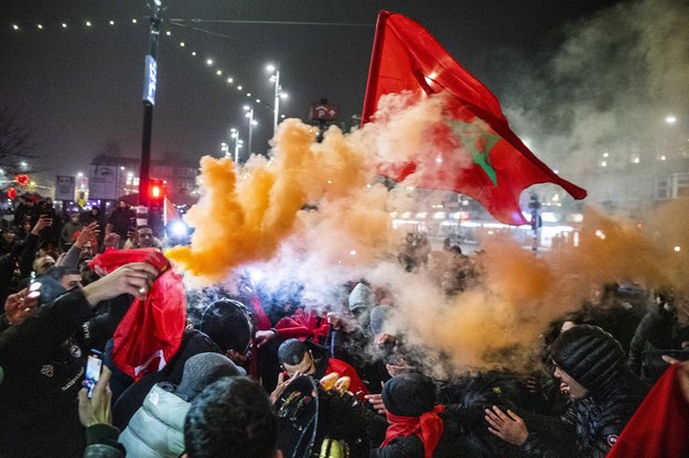 Kibice Maroka świętujący na ulicach Amsterdamu /Olaf Kraak /PAP/EPA