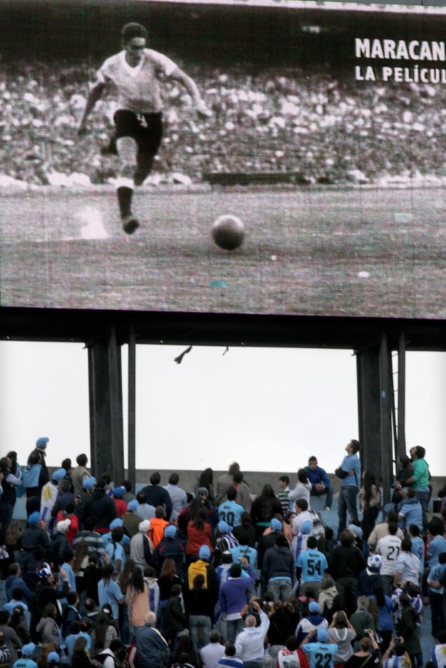 Kibice na stadionie oglądają historycznego gola zdobytego w 1950 roku przez Alcidesa Ghiggię /Ivan Franco    /PAP/EPA