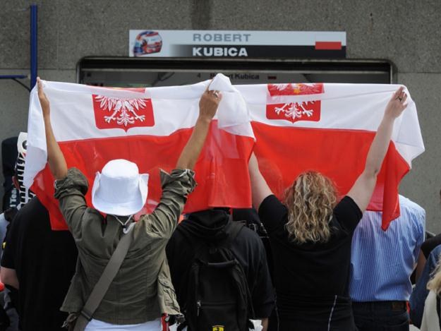 Kibice nad Wisłą marzą o tym, aby zobaczyć Roberta Kubicę ścigającego się w Polsce /AFP