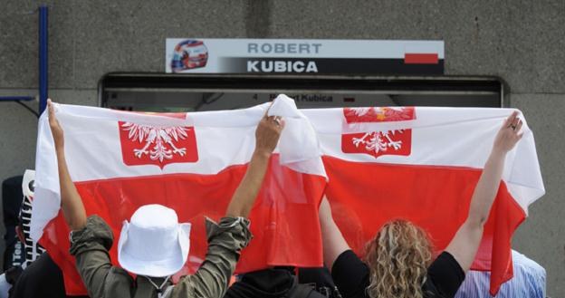 Kibice nad Wisłą marzą o tym, aby zobaczyć Roberta Kubicę ścigającego się w Polsce /AFP