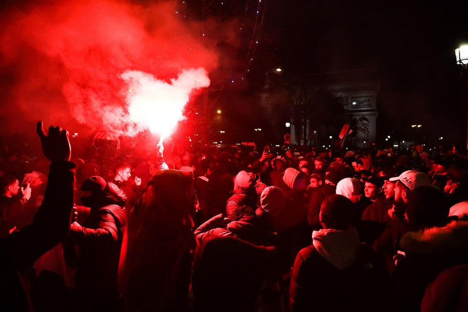 Kibice odpalają flarę w Paryżu /Christophe Petit-Tesson /PAP/EPA