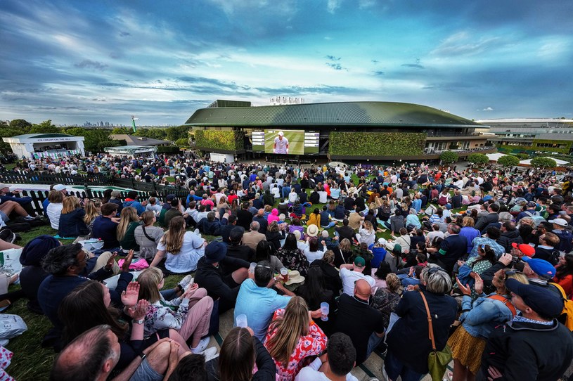 Kibice oglądający Wimbledon na telebimie /Shi Tang /Getty Images