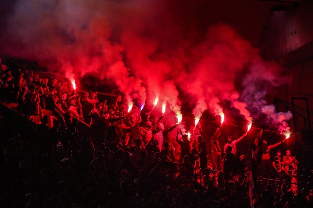 Kibice Paris Saint Germain  w pobliżu stadionu Le Parc des Princes po meczu finałowym Ligi Mistrzów UEFA /MOHAMMED BADRA /PAP/EPA