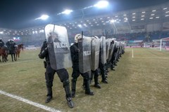 Kibice Piasta Gliwice wywołali burdy na własnym stadionie