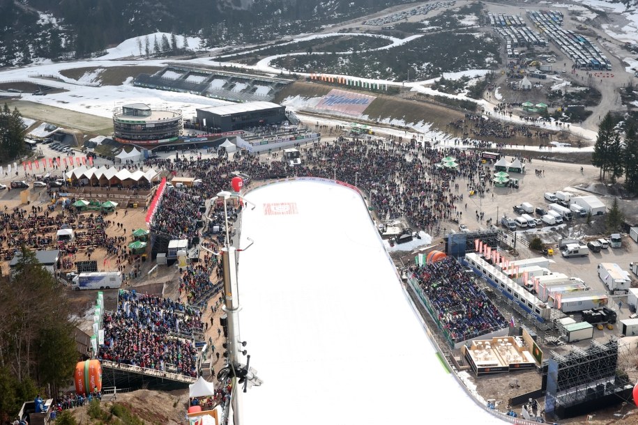 Kibice podczas kwalifikacji przed konkursem Pucharu Świata w skokach narciarskich na mamucim obiekcie w Planicy /Grzegorz Momot /PAP