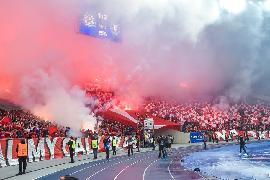 Kibice podczas ubiegłorocznego starcia Ruchu z Widzewem /Michał Meissner /PAP