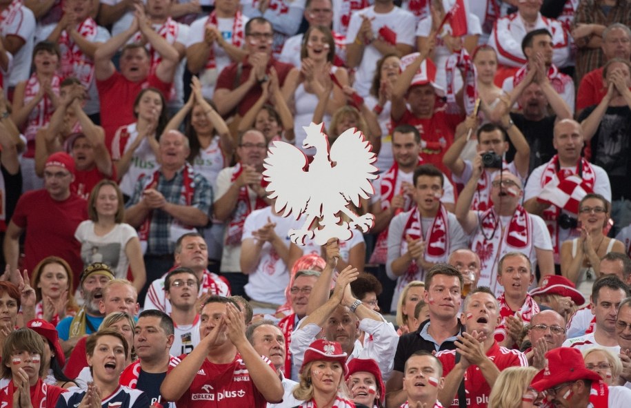 Kibice Polaków podczas meczu z Rosją w grupie H mistrzostw świata siatkarzy w Łodzi /Grzegorz Michałowski /PAP
