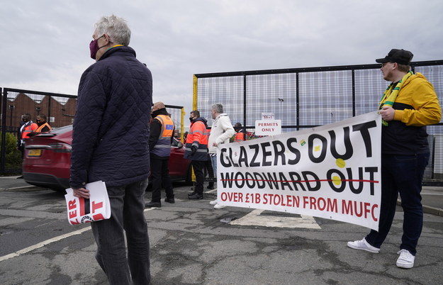 Kibice protestujący przed Old Trafford /Tim Keeton /PAP/EPA