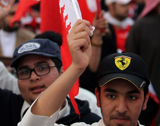 Kibice protestujący w Bahrajnie po decyzji o odwołaniu w tym kraju wyścigu Formuły 1 /AFP