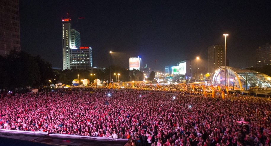 Kibice przed Spodkiem w trakcie finału mistrzostw świata w siatkówce 2014 / 	Andrzej Grygiel    /PAP